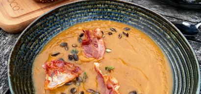 Gegrilde pompoensoep met geroosterde pompoenpitten en crispy bacon