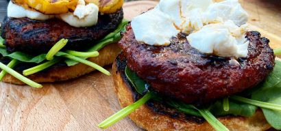 Zomerse burger met gegrilde kweepeer