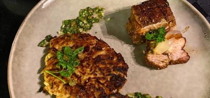 Knolselderij rosti met buikspek en Salsa Verde