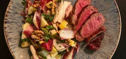 Roodlof salade met peer, appel en rib-eye