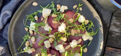 Stoofpeercarpaccio met geroosterde amandel, mascarpone-gorgonzola-roomkaas en rucola