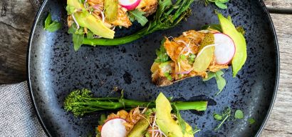 Pulled-chicken-crostini met radijs, avocado, gegrilde bimi en augurk