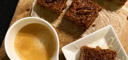 Oosterse dadelcake met koffie en pecannoten