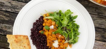 Bloemkool curry met kikkererwten, zwarte rijst en naanbrood
