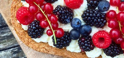 Witte chocolade kokos mousse slof met bramen en roodfruit