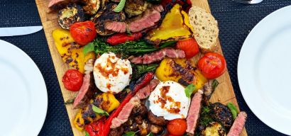 Gegrilde groente salade met buffelmozzarella en rib-eye