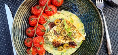 Zomerse rucola stamppot met gegrilde feta, olijven en trostomaten