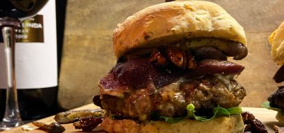 Rundvleesburger met stoofperen, hertenworst, pecannoten, wilde champignons en blauwe kaas