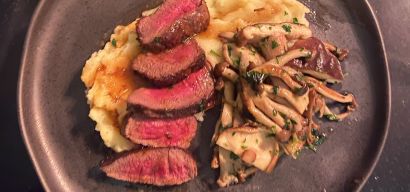 Hertenbiefstuk met aardappelpuree en paddenstoelenmix