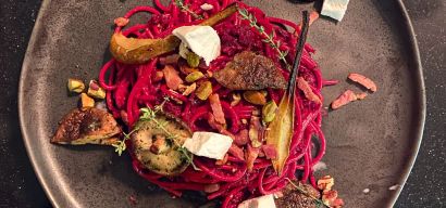 Rode bieten spaghetti met geitenkaas, Shiitake, gekarameliseerde peer en spekjes.