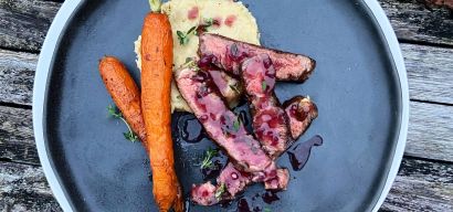 Pastinaak crème met gegrilde wortel, rib-eye en rode wijn saus