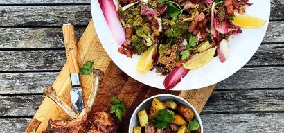 Gegrilde romanesco salade met roodlof en slow roasted pork chops