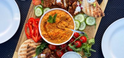 Pikante paprikahummus met midden-oosterse kip, tzatziki en pitabroodje
