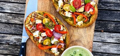 Naanbrood pizza met tomaat, gegrilde aubergine, geitenkaas en groene pesto
