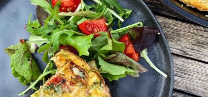 Frittata met witte asperges, beukenzwam, courgette en serranoham