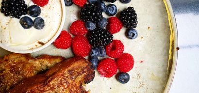 Wentelteefjes van suikerbrood met 5-spice, roodfruit en biologische hangop