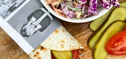 Pulled chicken wrap met american coleslaw