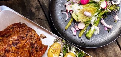 Gegrilde groente salade met krokante aardappeltjes en een hele gegrilde kip