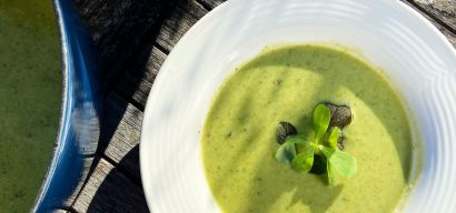 Groene groentesoep met zomer postelein
