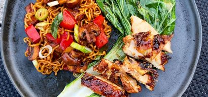 Gegrilde paksoi met teriyaki kip en spicy noodles