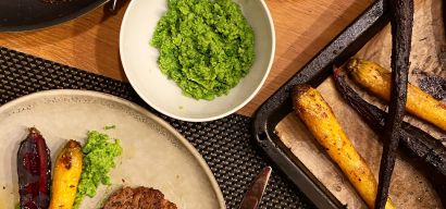 Geroosterde wortels met lamskoteletjes, ertwenpuree en Gran Marnier saus.