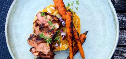Knolselderij, zoete aardappel puree met gegrilde eendenborst en wortels