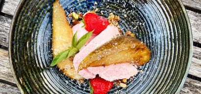 Yoghurt-aardbei-steranijs ijs met gekarameliseerde peer, notencrumble en geraspte kokos