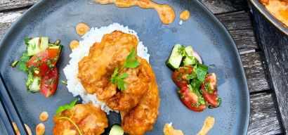 Aziatische komkommer salade met krokante kip in rode curry saus