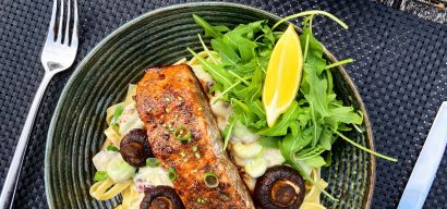 Tagliatelle met roomsaus, gegrilde champignons, tuinbonen en gegrilde zalm.