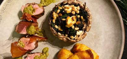 Gevulde portobello met varkenshaas, groene pesto olie en Serrano ham krokantje