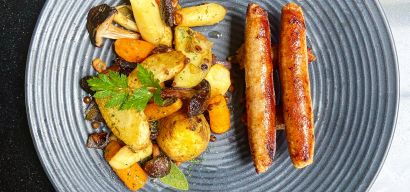 Pastinaak traybake met sirtake, krokante aardappeltjes en varkenschipolata
