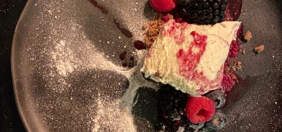 Witte chocolamousse met roodfruit saus, speculaas crumble en anijspoeder