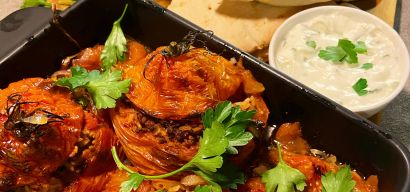 Gevulde coeur de boeuf tomaat met griekse salade en pita met tzatziki