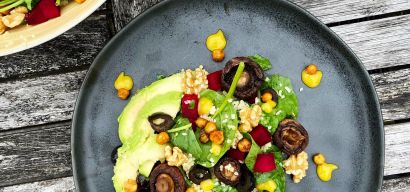 Bulgur salade met rode biet, zwarte olijf, gegrilde camembert, walnoot en geroosterde kikkererwten
