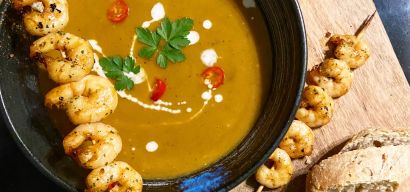 Oosterse pompoensoep met honing-soja garnalen