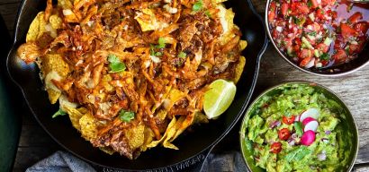 Nacho's met pulled BBQ chicken, guacamole, tomatensalsa en crème fraîche