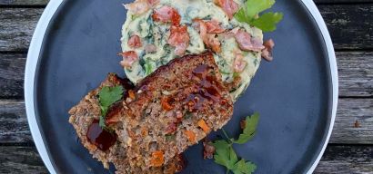 Spinazie stamppot met doperwten en gehaktbrood