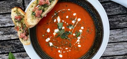 Geroosterde paprika-soep met room en een knoflook-ui-bacon-crostini
