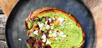 Zomerse feta-spread met zomerpostelein, spinazie, munt, citroen en noten